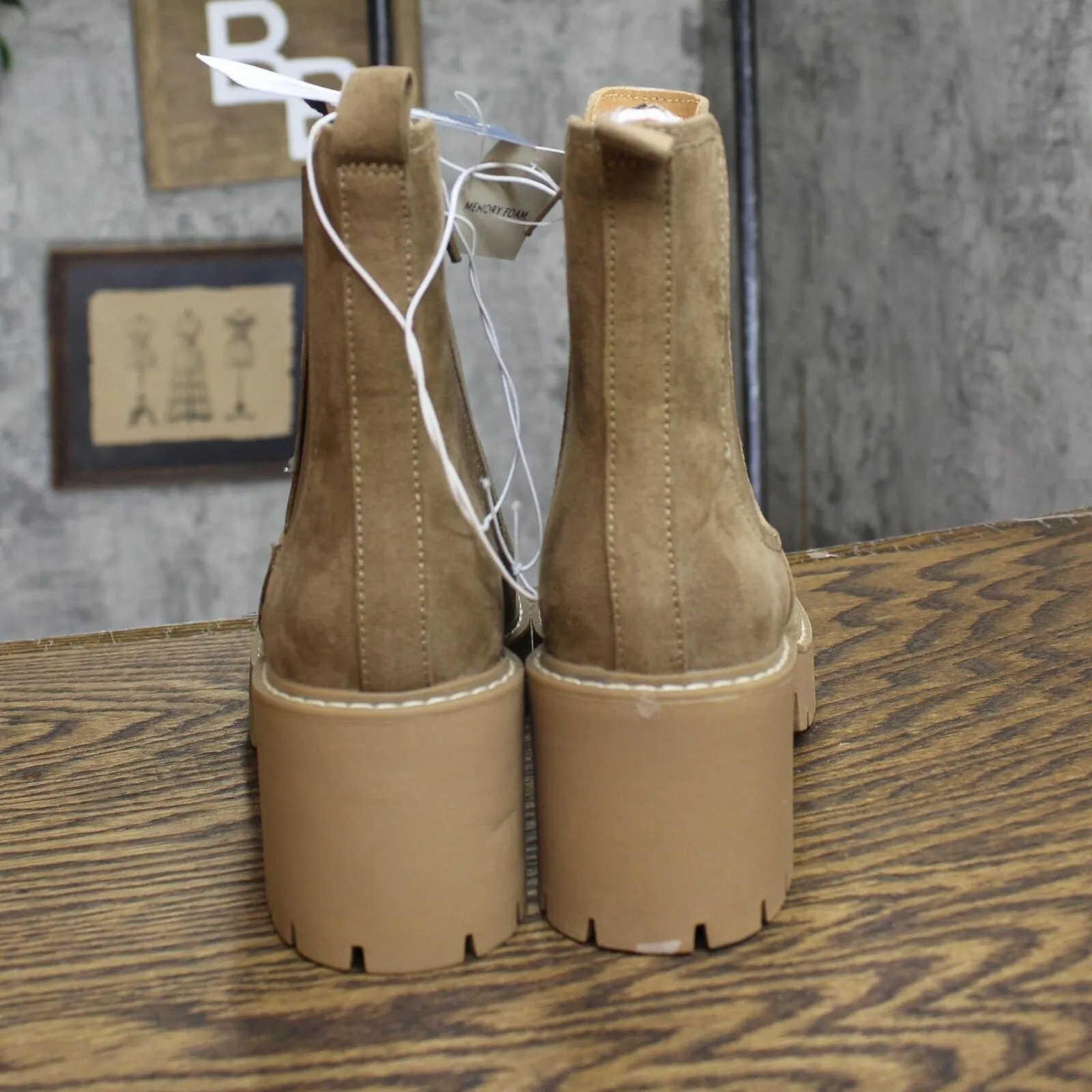 Universal Thread Crispin Chelsea Boots with Memory Foam Insole Tan Brown 6.5M